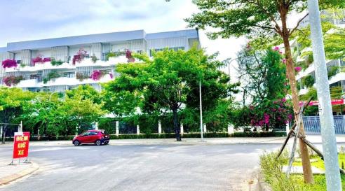 Giá hời kđt số 3  lô sát bên fpt  view công viên  xây nhà rất thoáng