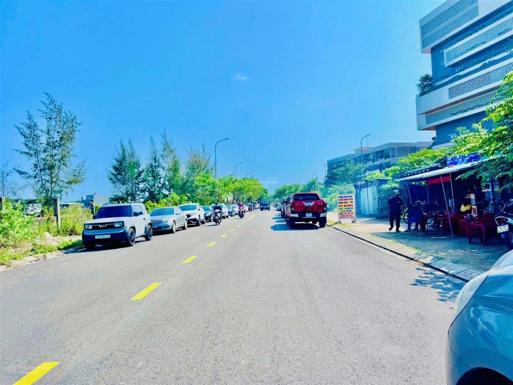 Giá hời kđt số 3  lô sát bên fpt  view công viên  xây nhà rất thoáng