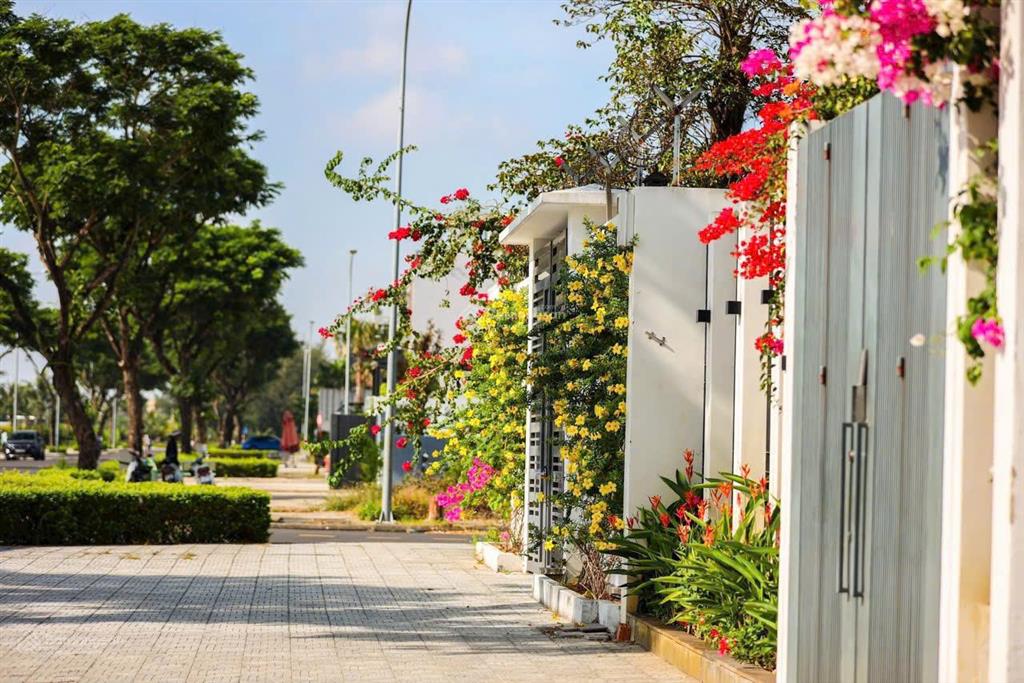 Rẻ nhất khu fpt  cần bán lô kẹp vệt cây xanh 4m, ngang 6m xây nhà, xây căn hộ rất thoáng