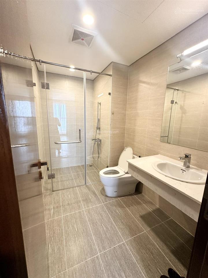 Cho thuê căn hộ chung cư 83 m2, 2 pn tòa golden palm 21 lê văn lương