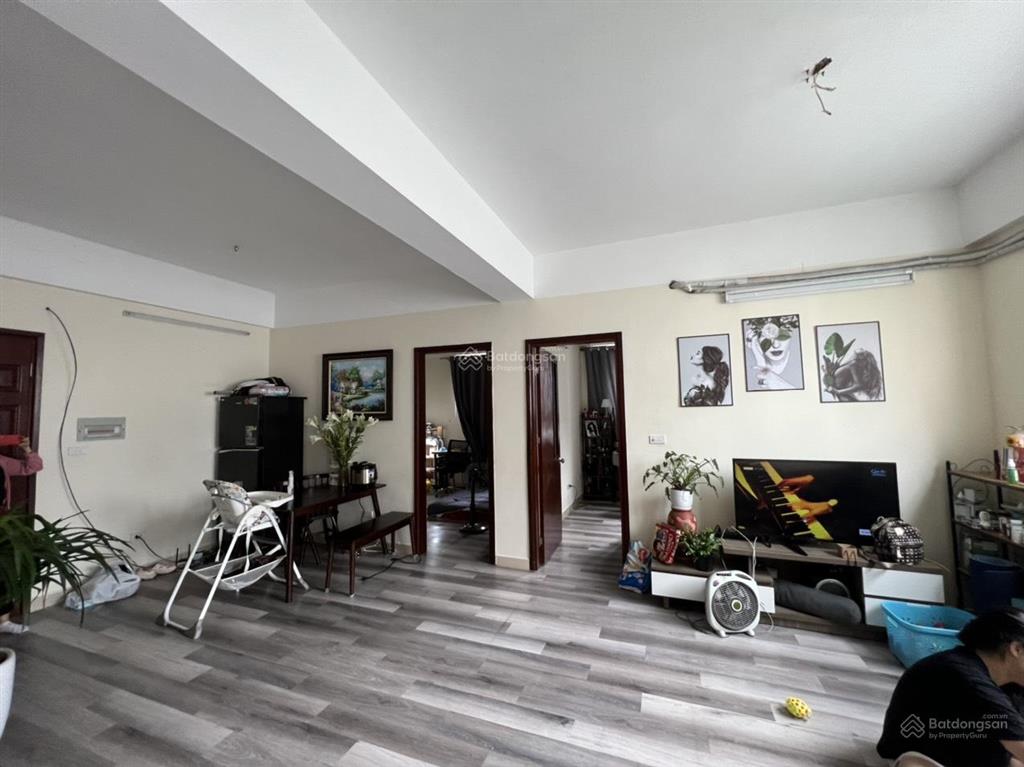 Cho thuê căn hộ chung cư 64 m2, 2 pn, tòa ct2 hoàng cầu
