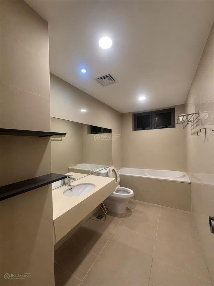 Giá hời tòa nhà. cho thuê căn hộ chung cư 140 m2, 3 pn, tòa skycity 88 láng hạ