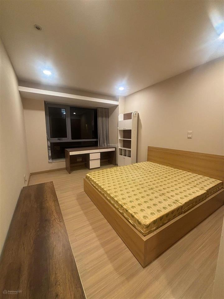 Giá hời tòa nhà. cho thuê căn hộ chung cư 140 m2, 3 pn, tòa skycity 88 láng hạ