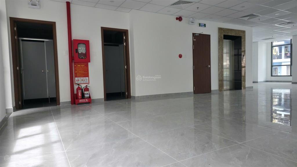 Tòa nhà mới 100%, 9.5x19m, 5 lầu có pccc, thang máy, điều hòa