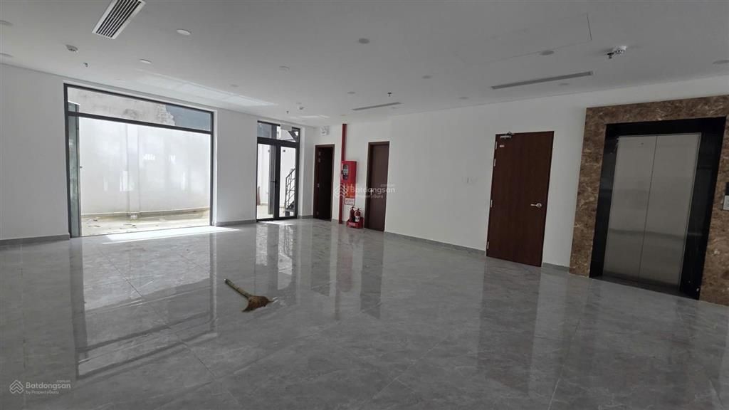 Tòa nhà mới 100%, 9.5x19m, 5 lầu có pccc, thang máy, điều hòa