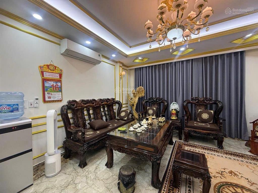 Phân lô ô tô thang máy  cầu giấy
