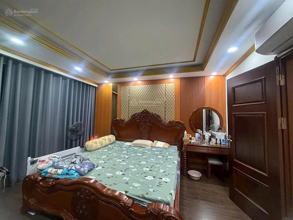 Phân lô ô tô thang máy  cầu giấy