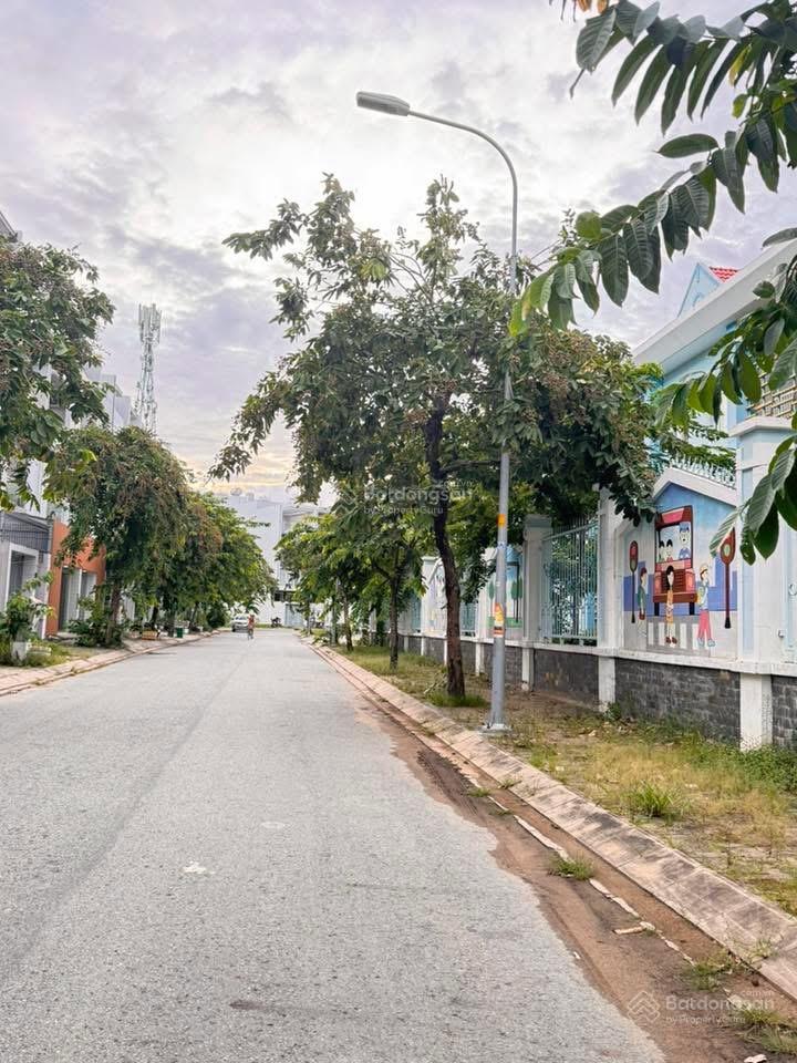 Bán lô đất nền 2 mặt tiền đường 16m dt 127m2 kdc dương hồng, sát đường số 1. chỉ 100tr/m2. tl