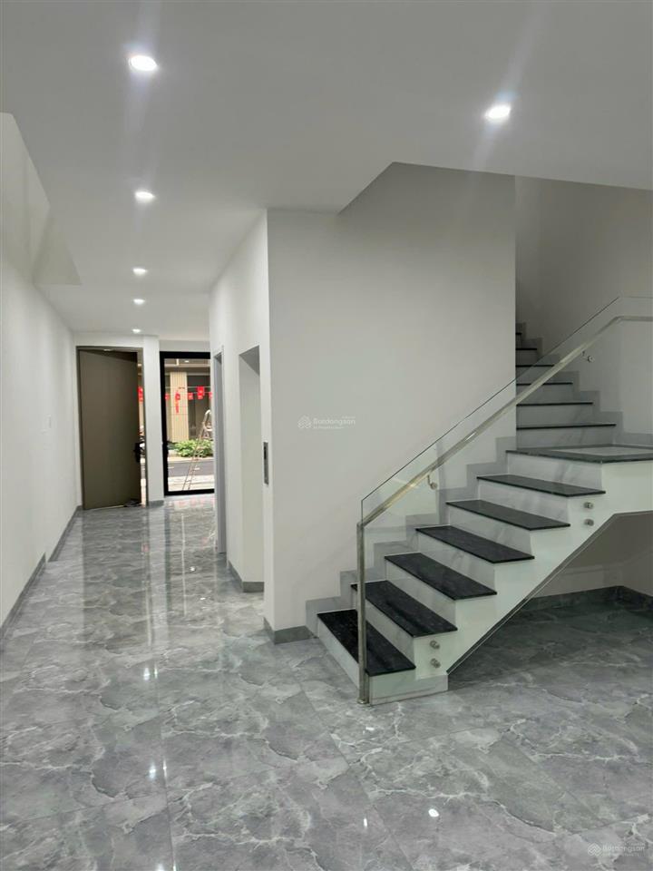 Giá tốt  cho thuê nhà phố soho hoàn thiện nội thất cơ bản ngay trục đường wiyo complex