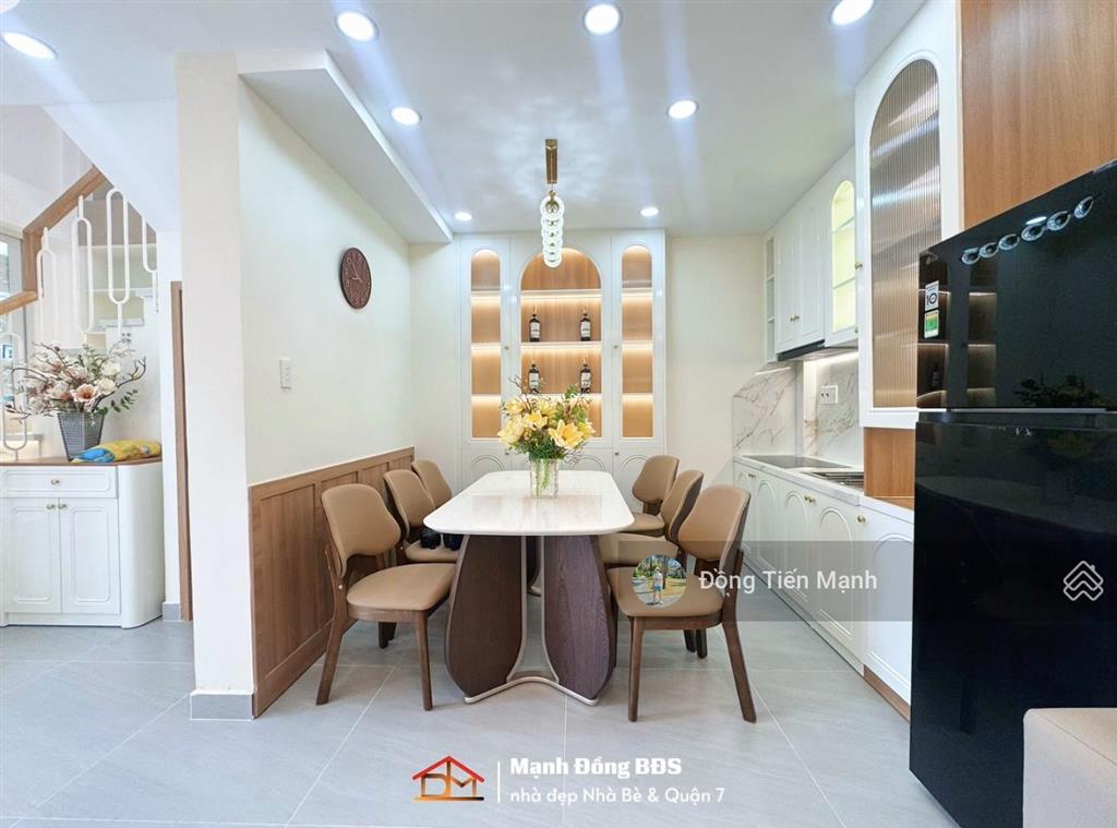Nhà ngang 6m bề thế  phòng ngủ rộng  cách 50m ra mặt tiền  gần ubnd quận 7