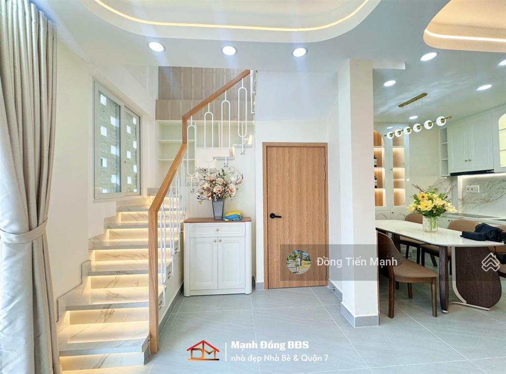 Nhà ngang 6m bề thế  phòng ngủ rộng  cách 50m ra mặt tiền  gần ubnd quận 7