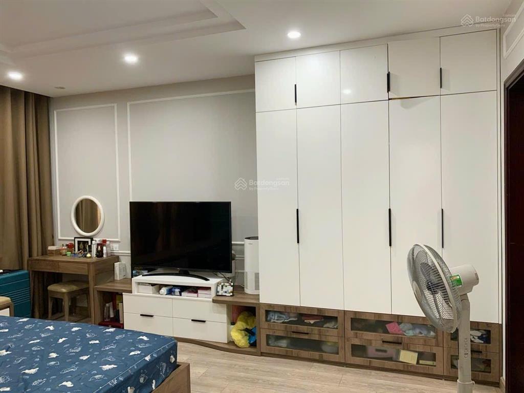 Bán căn hộ 2 phòng ngủ sáng tòa r2