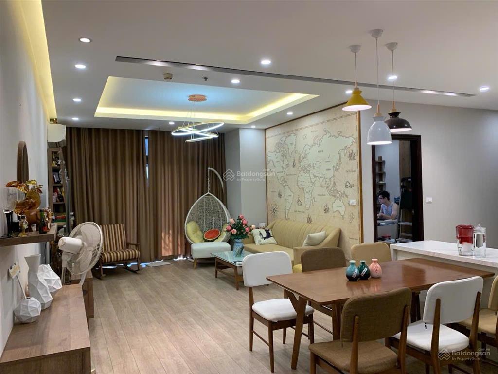 Bán căn hộ 2 phòng ngủ sáng tòa r2