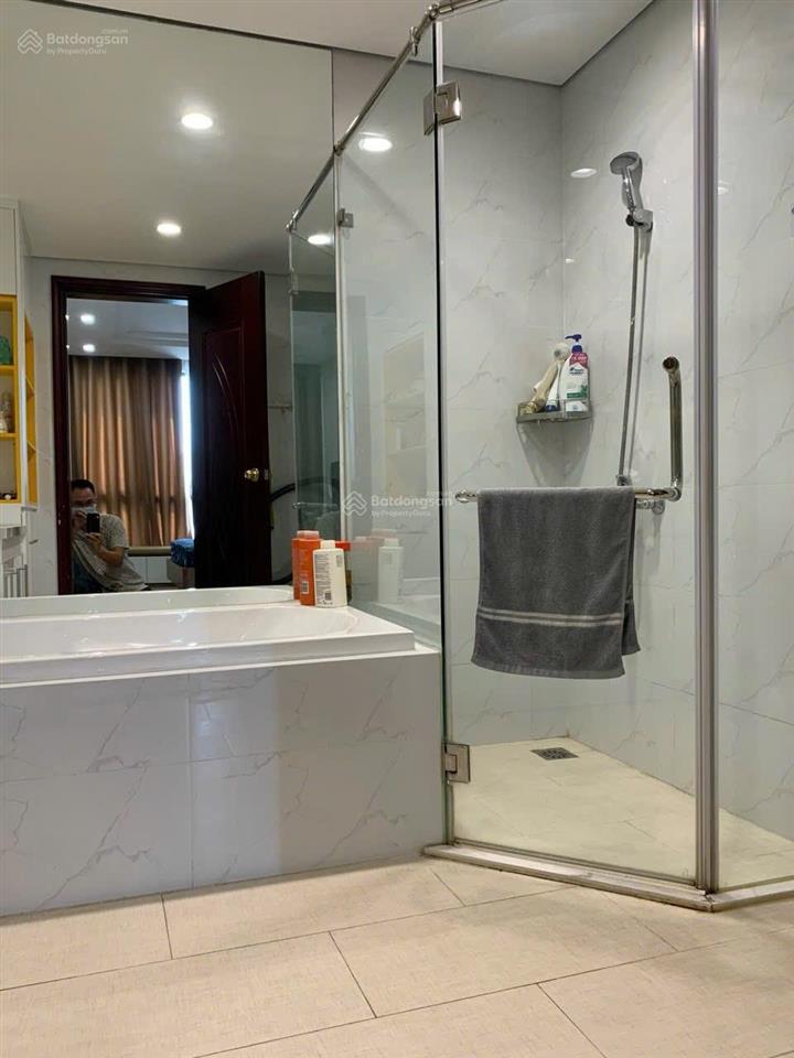 Bán căn hộ 2 phòng ngủ sáng tòa r2