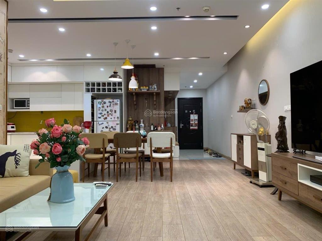 Bán căn hộ 2 phòng ngủ sáng tòa r2