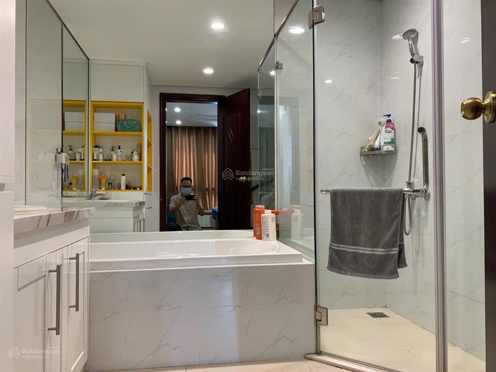 Bán căn hộ 2 phòng ngủ sáng tòa r2