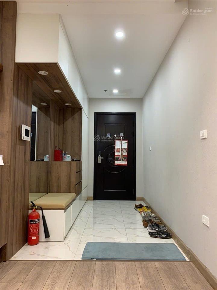 Bán căn hộ 2 phòng ngủ sáng tòa r2
