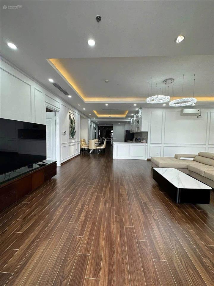 Bán căn đập thông 233m2 view quảng trường tại tòa r5 royal city