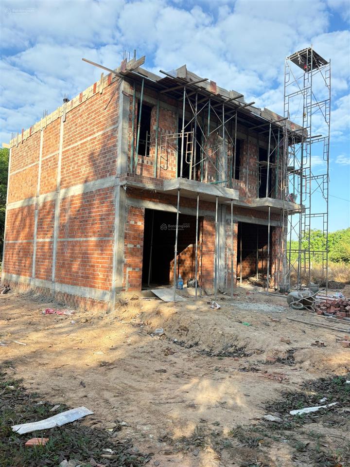 Nhà phố 1 trệt 1 lầu xây thô, dt 130m², hòa lợi, giá 2,91 tỷ