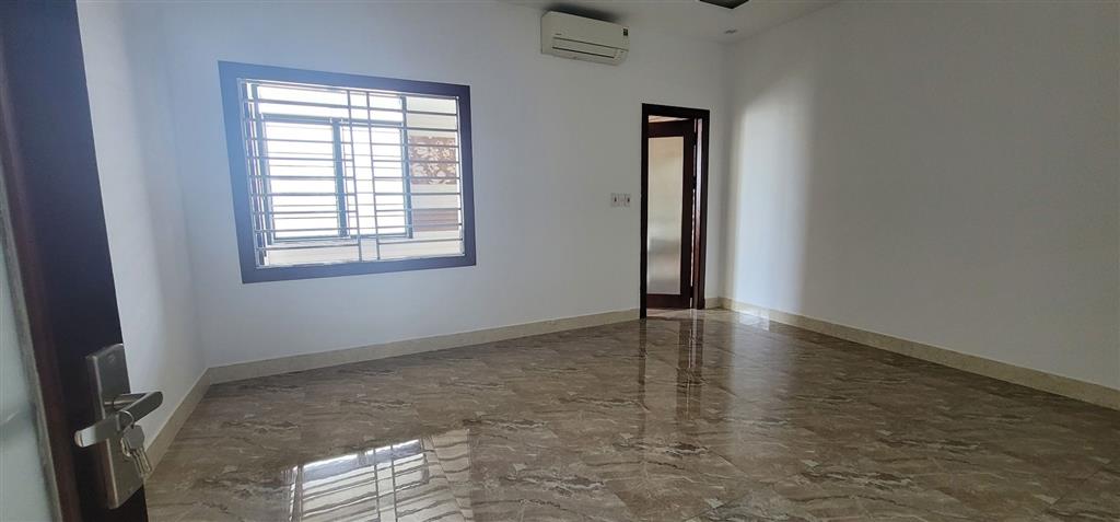 Nhà mặt tiền Nguyễn Xí 100m2, 4 tầng kiên cố, kinh doanh tốt, chỉ 10.75 tỷ