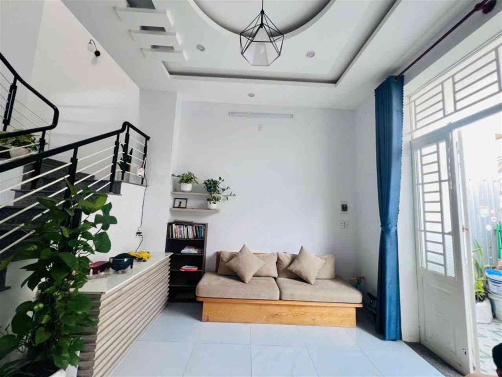 Bán nhà 2 tầng đường Phạm Nhữ Tăng, 50m², giá 4.5 tỷ, full nội thất, sát đường chính