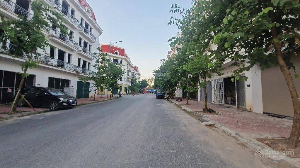 Ông anh gửi em bán đất kđt đấu giá phú lương dt 50m2, mt 5m, giá 12tỷ