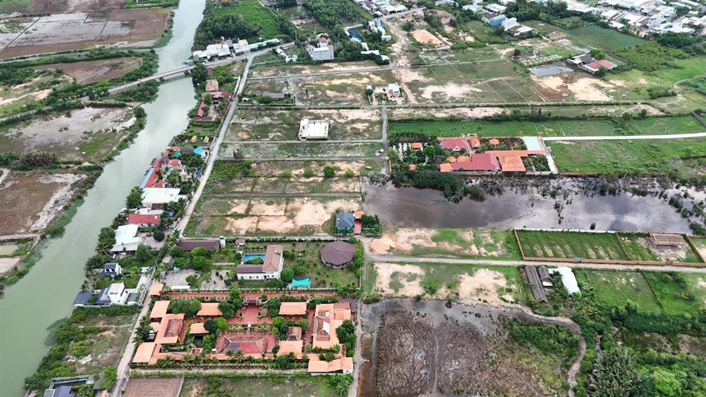 1000m2, 2 mặt tiền đường, 1/hùng vương, đường xe ô tô, tại khu nghỉ dưỡng phú đông
