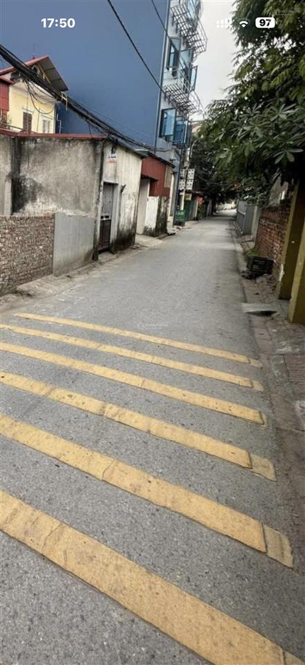  cần bán 82,6m đa tốn cũ ( xã bát tràng mới ) hơn 6tỷ mt hơn 4,5m = hậu , oto voà đất. thông