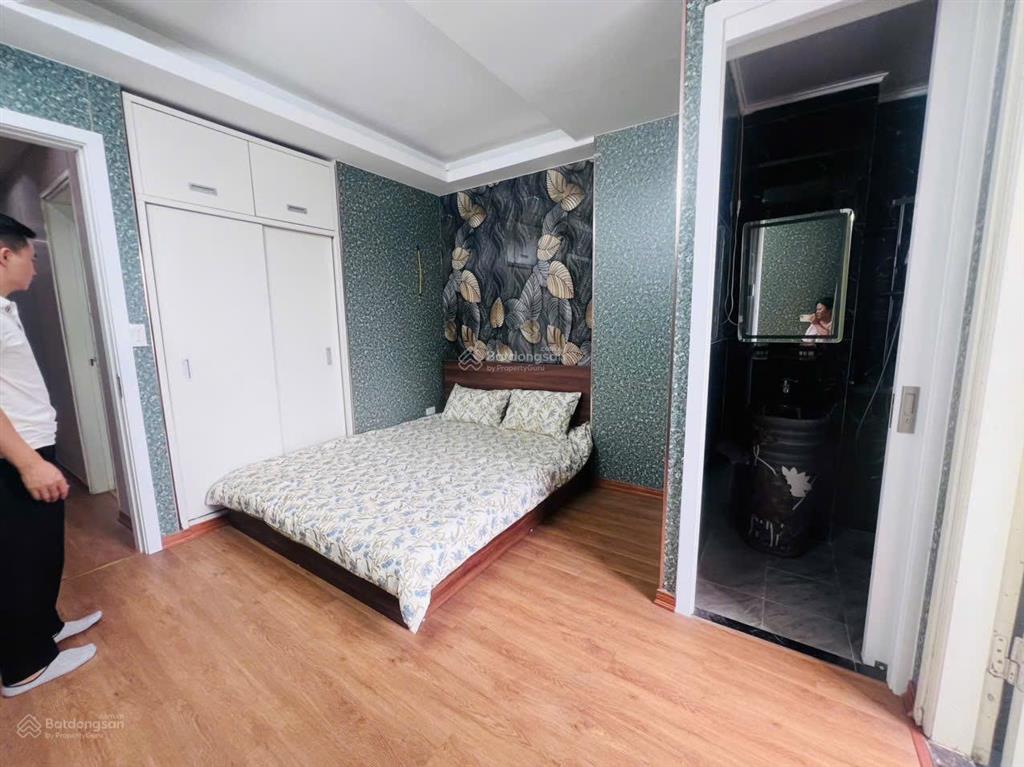 Căn hộ 2 ngủ 2 wc, ngõ 1 quan nhân ô tô đỗ cửa, view phố, nhà cực thoáng, thang máy, ngõ thông