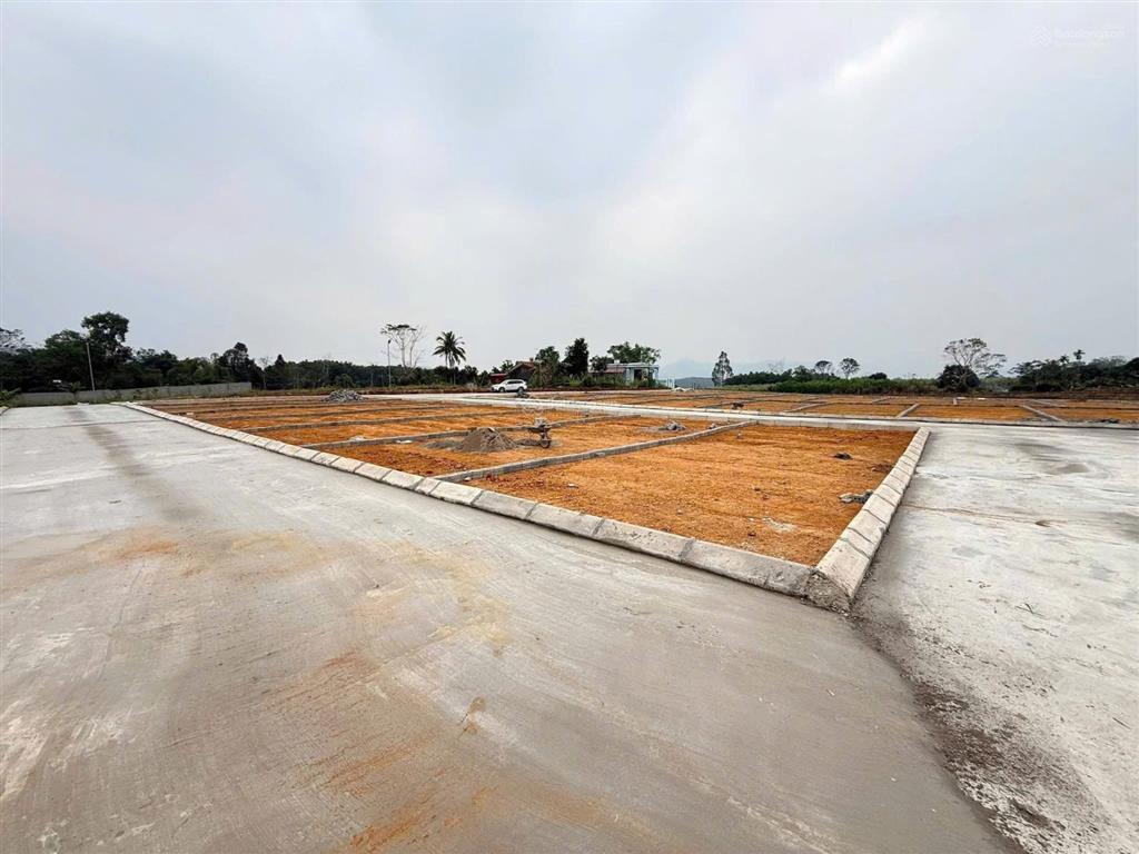 Chủ gửi bán hộ lô đất giữa trung tâm xã, 100m2 full thổ cư giá 200 triệu lo toàn bộ chi phí