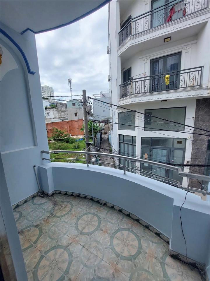 Nhà đúc thật giá tốt + hẻm to  ngay vòng xoay đầm sen chính chủ bán gấp