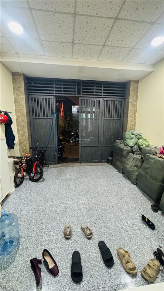 Nhà đẹp rộng thoáng ngay chợ tân hương 2 tầng 80 m2 nhỉnh 7 tỷ. sổ riêng hoàn không đủ. chính chủ