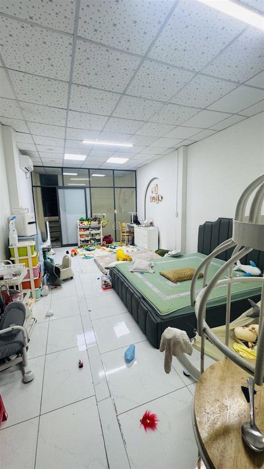 Nhà đẹp rộng thoáng ngay chợ tân hương 2 tầng 80 m2 nhỉnh 7 tỷ. sổ riêng hoàn không đủ. chính chủ