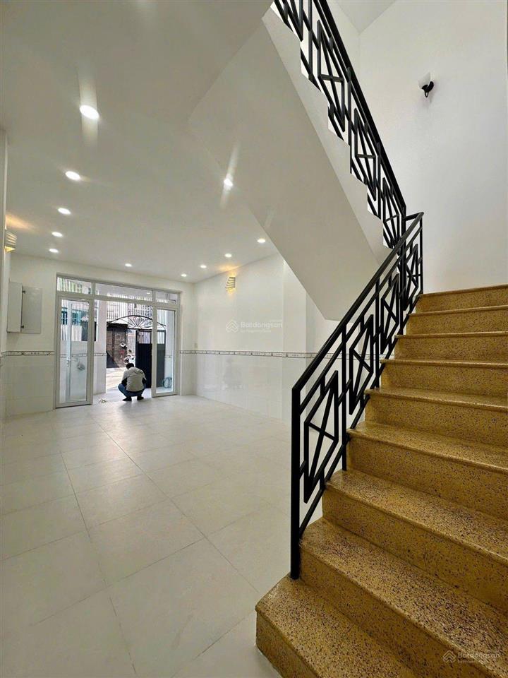 Chủ gấp lắm chỉ 5,69 tỷ là có ngay nhà 2 tầng  47m ( 4 x 12m). kết cấu btct . sổ hồng riêng.
