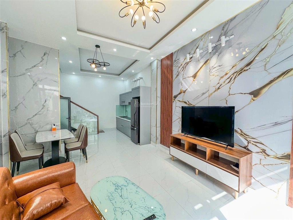 Nhà đẹp ở ngay kinh doanh tốt. 3 tầng  36 m2  nhỉnh 5 tỷ. mặt tiền bãy hiền tân bình.