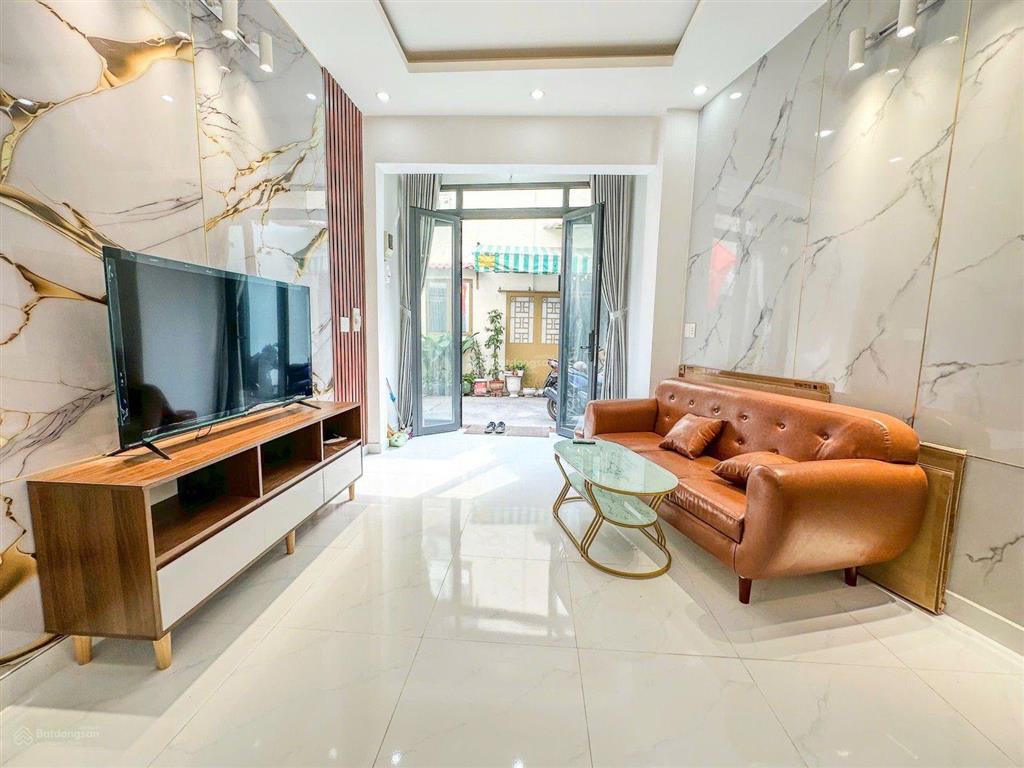 Nhà đẹp ở ngay kinh doanh tốt. 3 tầng  36 m2  nhỉnh 5 tỷ. mặt tiền bãy hiền tân bình.