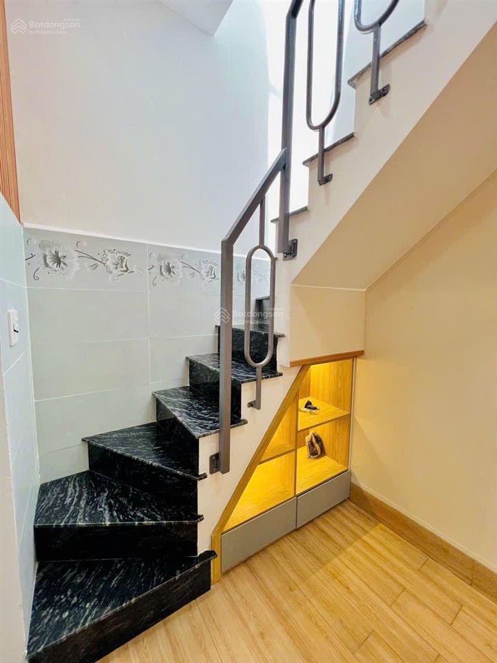 Nhà đẹp ở ngay  sát mặt tiền gò dầu  20m2  2 pn  2 wc  nhỉnh 2 tỷ.