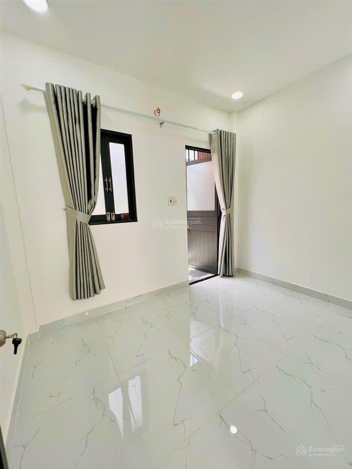 Nhà đẹp ở ngay  sát mặt tiền gò dầu  20m2  2 pn  2 wc  nhỉnh 2 tỷ.