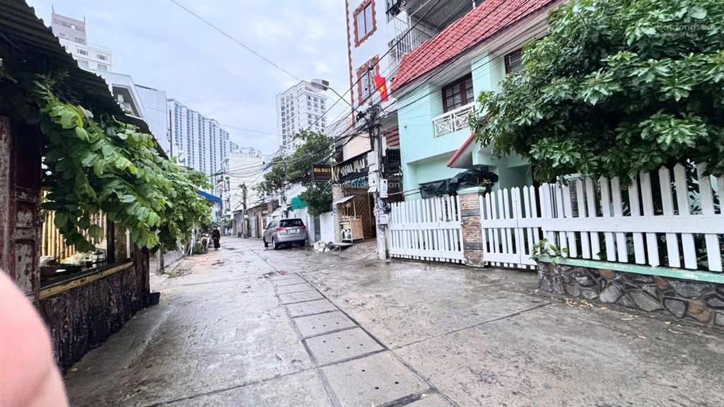 Bán lô đất đường sao biển gần bãi tắm hòn chồng phù hợp xây căn hộ, khách sạn ngang 9,84 m nở hậu