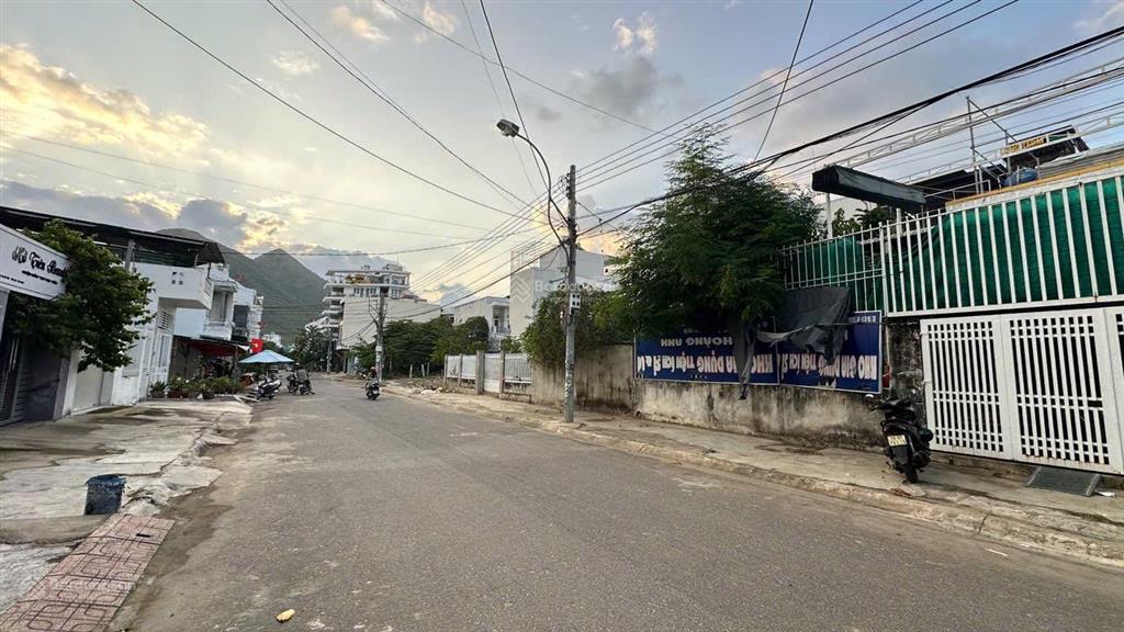 Bán đất tặng nhà bùi huy bích đông mương hòn xện 66 m ngang 6 m gần bến du thuyền giá 5 tỷ 8