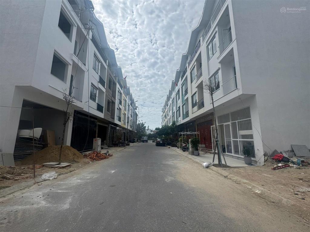 Bán lô đất sót lại duy nhất hướng đông 60 m ngang 5 m cách biển 300 m giá 6 tỷ 120 tr