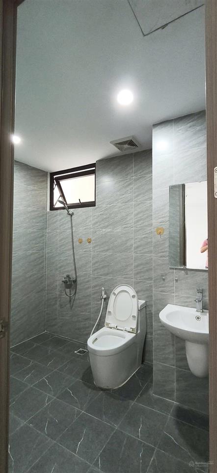 Cho thuê căn hộ mới 100% tầng trung ban công đông nam gần bến xe yên nghĩa và đại học phenika
