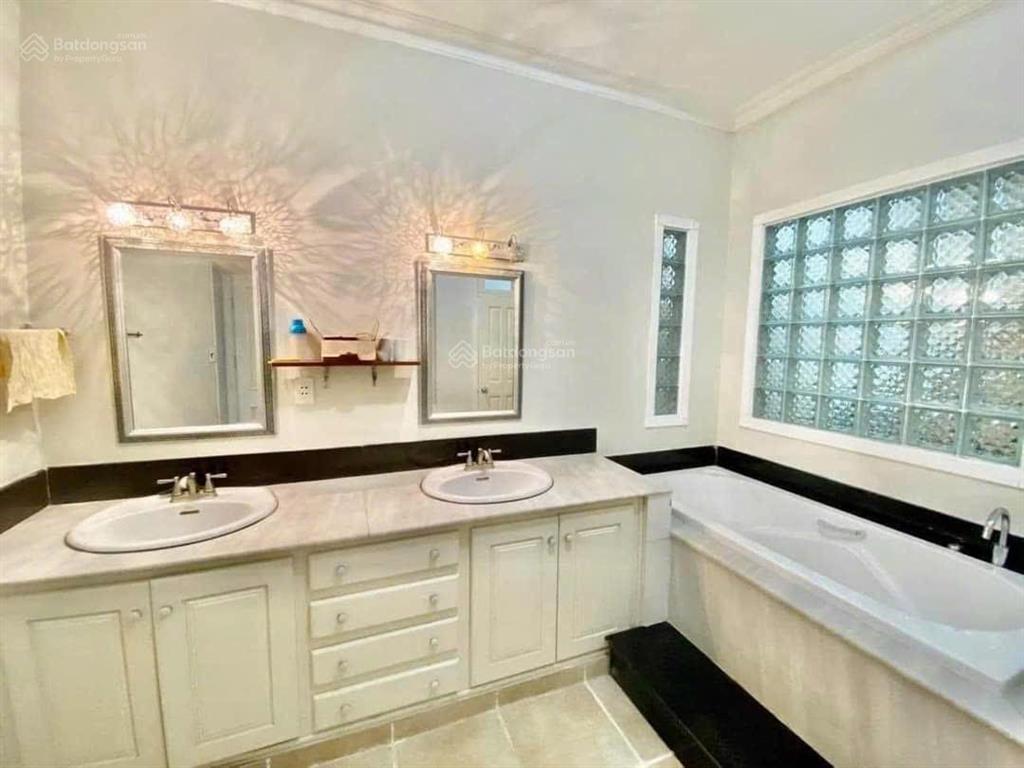 Chính chủ cần bán nhanh nhà 4 tầng mt đường lê bình, vị trí gần biển đông khách du lịch