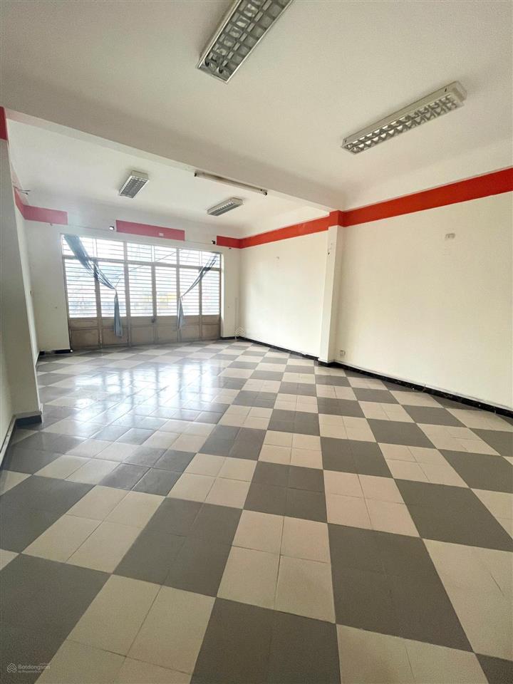 Chính chủ cần bán nhanh nhà 3 tầng mt nguyễn văn linh, vị trí đắc địa với bề ngang 5m5 cực hiếm.