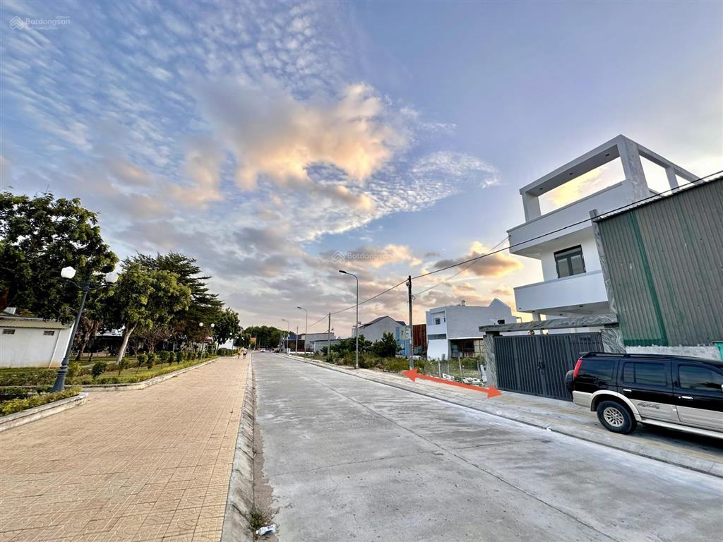 Đất đối diện công viên  cách biển 7km 134,68m2  2,4 tỷ