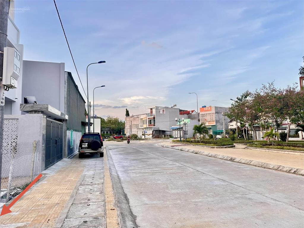 Đất đối diện công viên  cách biển 7km 134,68m2  2,4 tỷ