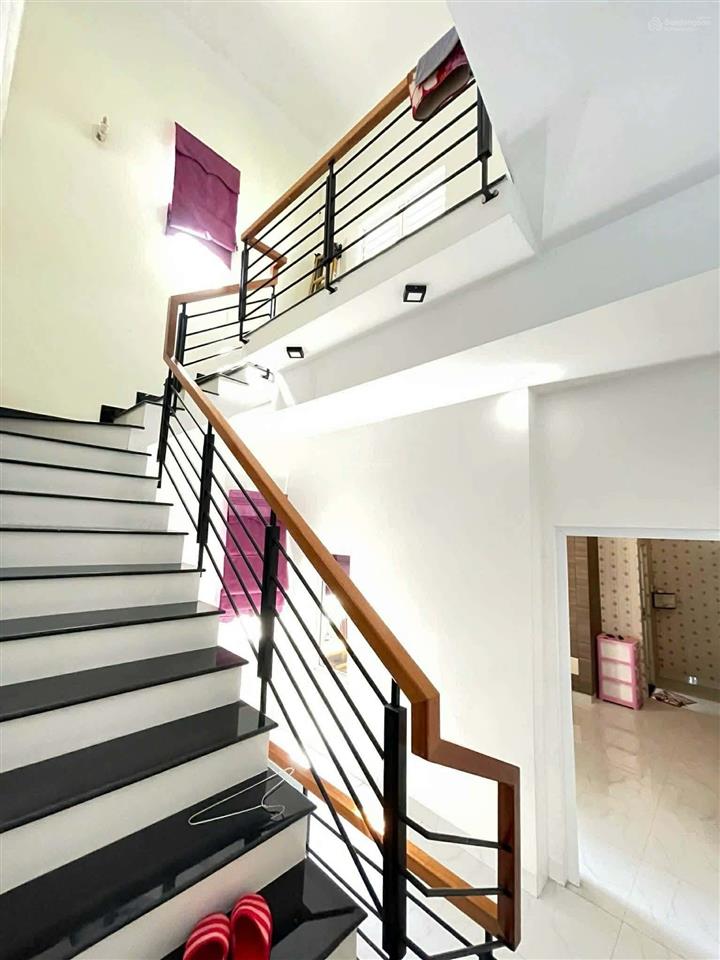 Bán nhà 3 tầng mt 5m gần biển mân thái  dt 85m ngang 5m  7tỷ 6