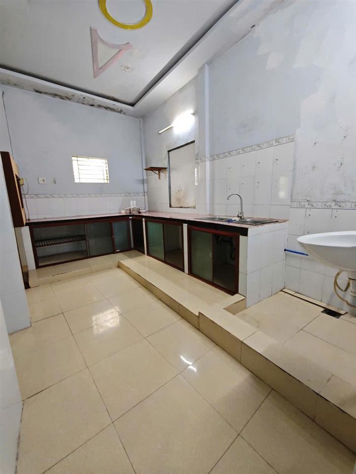 Nhà 4 triêụ 4 phòng ngủ Võ Văn Kiệt nơi có khuôn viên cây cối