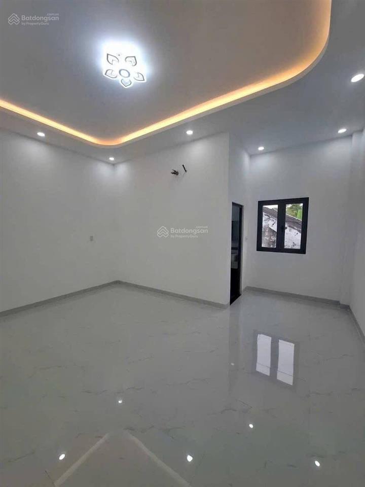 Ngộp ngân hàng bán gấp nhà phố sân vườn sổ hồng riêng gần chợ bình chánh đang cho thuê 11tr/tháng