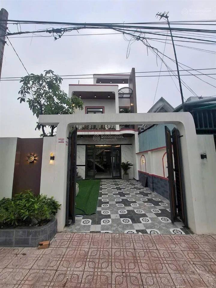 Ngộp ngân hàng bán gấp nhà phố sân vườn sổ hồng riêng gần chợ bình chánh đang cho thuê 11tr/tháng